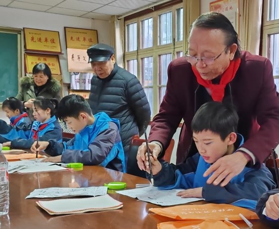 “溫暖童心·書畫筑夢” 陜西省少年兒童文化研究會暖冬行走進(jìn)周至縣卡迪爾小學(xué)